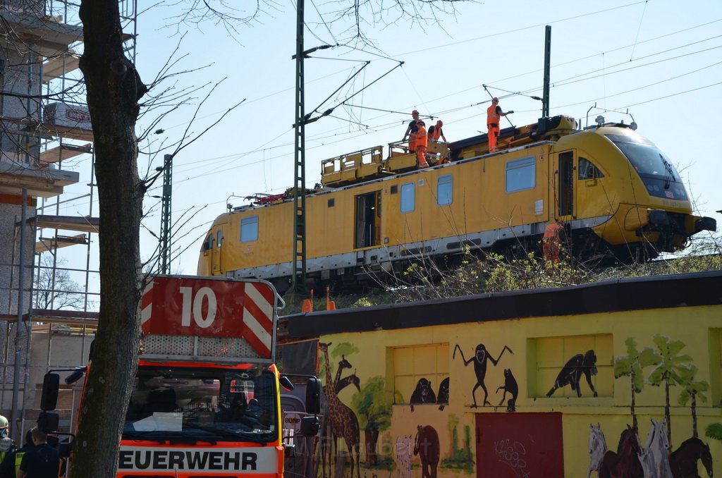 Einsatz BF Koeln Kran beruehrt Oberleitung DB Koeln Gremberg Taunusstr P099.JPG